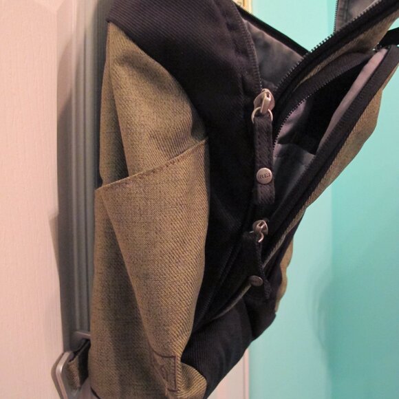 Vintage REI Nikole 9L small daypack convertible sling in Olive - Picture 3 of 9